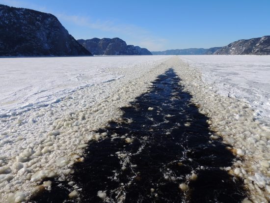 Le sillage de l'Amundsen dans les glaces du fjord du Saguenay